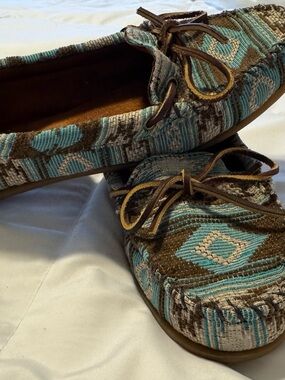 Minnetonka Baja Moccasin Womens Size 9 Aztec Tribal Print Blue and Brown